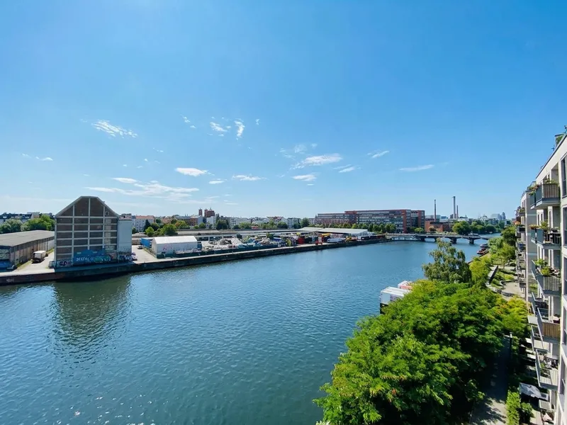 3-Zimmer, Flussblick & Kiezleben: Erstklassige Architektur in Top-Lage! — photo 1